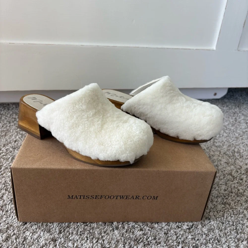 NIB Matisse Women's Stockholm Shearling And Wooden Heeled Clogs In Ivory